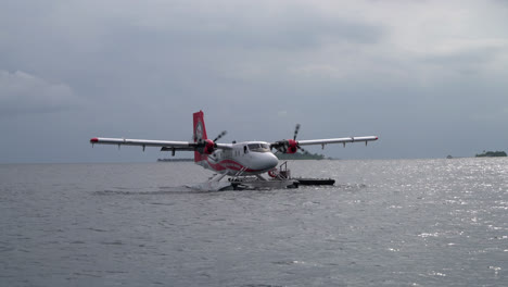 hidroavión en el mar en maldivas