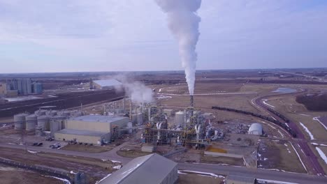 Una-Toma-Aérea-Sobre-Una-Refinería-De-Petróleo-Que-Arroja-Contaminación-Al-Aire.