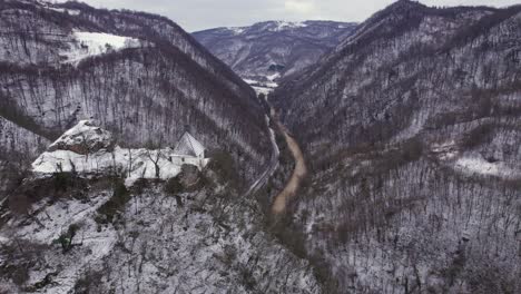 Kuslat-Moschee-Aus-Der-Osmanischen-Zeit-In-Bosnien-Und-Herzegowina-Steht-Auf-Einem-Felsen-Mit-Wunderschönem-Blick-Auf-Die-Schlucht