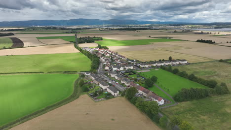 Antena-Estacionaria-4k-De-Una-Ciudad-Rural-Escocesa-En-Las-Afueras-De-Edimburgo,-La-Capital-De-Escocia,-Reino-Unido