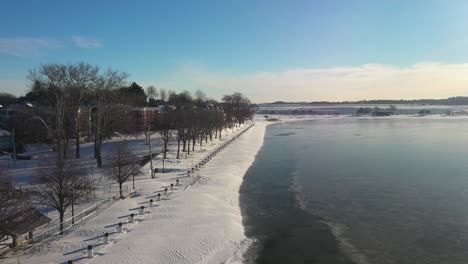 Después-De-La-Nevada,-El-Dron-De-Invierno-Disparó-Volando-Sobre-El-Agua