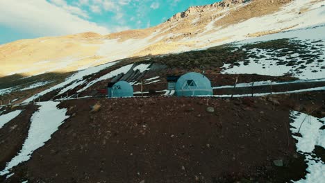 Dos-Lujosas-Cúpulas-Glamping,-Ubicadas-Armoniosamente-En-Medio-De-Los-Majestuosos-Picos-De-Los-Andes-Argentinos.