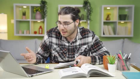 Joven-Estudiante-Trabajando-Remotamente-En-Línea.