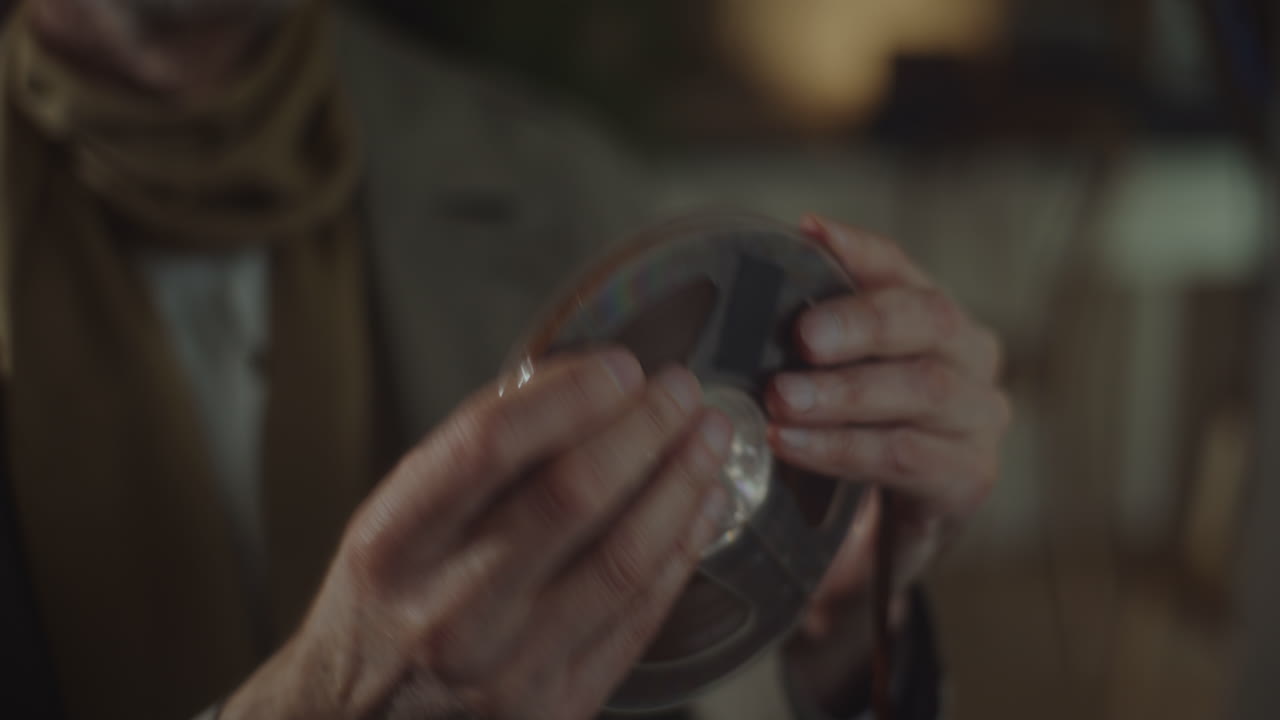 스파이는 신중한 녹음을 듣습니다.