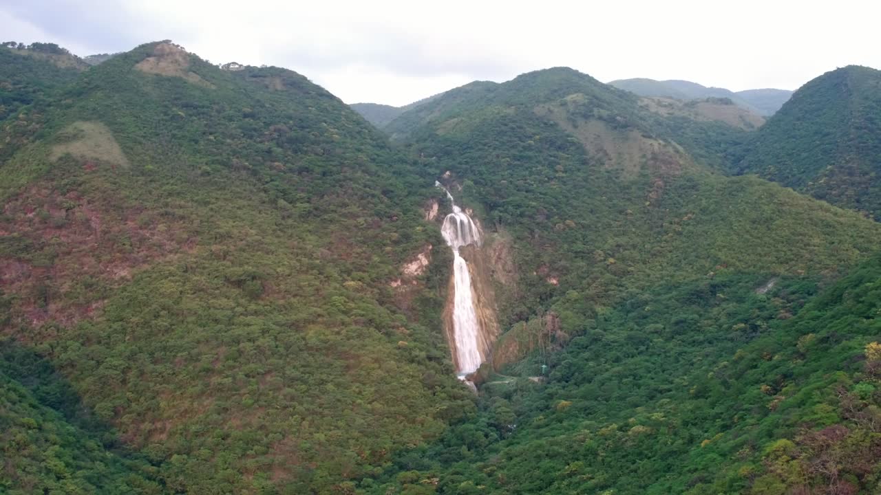toma aérea amplia de drones de la cascada velo de novia en el parque chiflon, chiapas