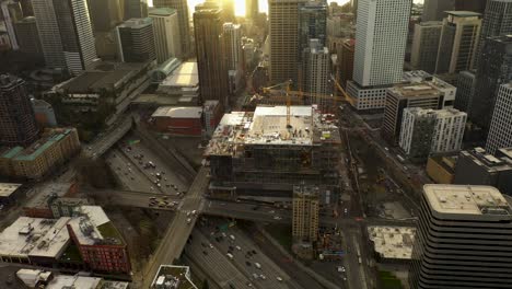 antena sobre el sitio de construcción del centro de convenciones de seattle