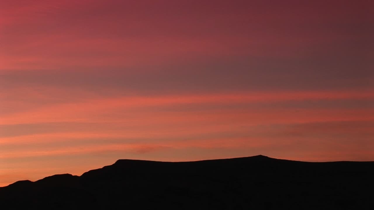 골든아워에 윤곽을 그린 유타의 멕시코 모자 왼쪽 팬
