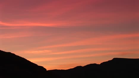 Nach-Links-Schwenken-Zu-Utahs-Mexikanischem-Hut,-Der-Bei-Der-Goldenhour-Silhouettiert-Ist