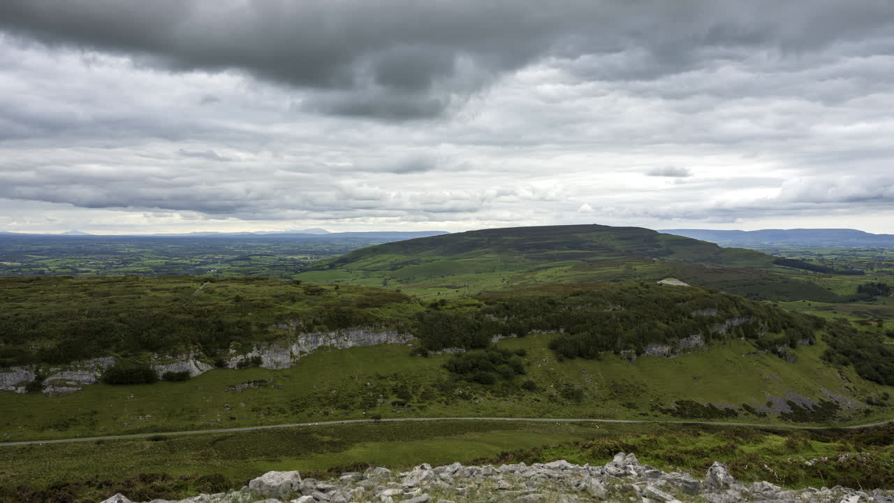 lapso de tiempo del paisaje rural y remoto de hierba, árboles y rocas durante el día en las colinas de carrowkeel en el condado de sligo, irlanda
