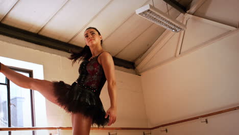 una bailarina practicando un baile de ballet