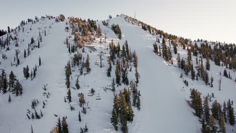 Aerial-view-over-a-ski-resort-chairlift-in-California,-Lake-Tahoe