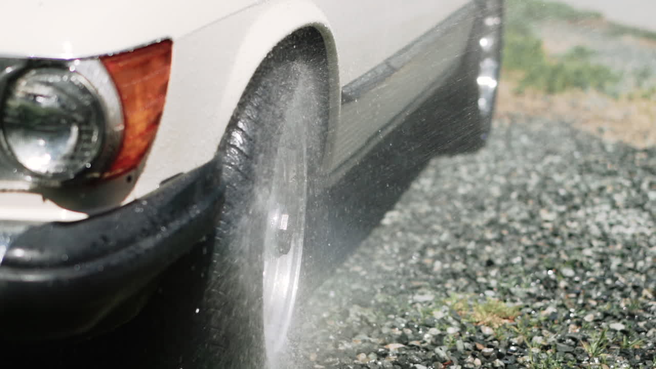 Pulverizando uma roda de carro com água em um dia de verão ensolarado no Canadá.