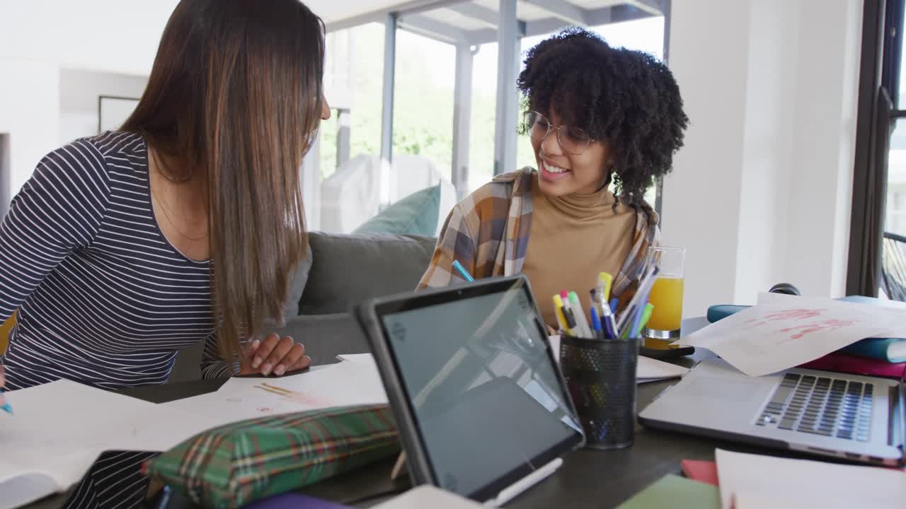 diversas adolescentes felices amigas usando computadora portátil y aprendiendo juntas en casa, cámara lenta