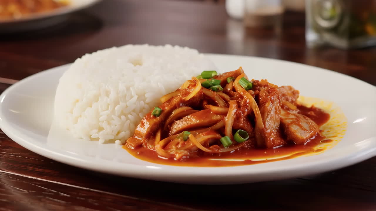 Prato de Arroz e Ensopado de Carne Saboroso com Cebolas