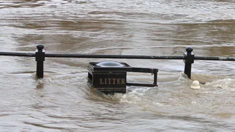 The-River-Severn-overflowing-its-banks-and-covering-a-litter-bin-and-railings