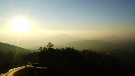 timelapse amanecer con capa de montaña y hermoso camino en tailandia