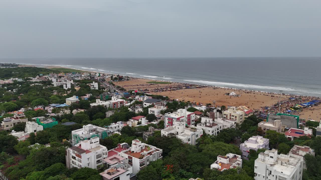 Lunga distesa costiera da Besant Nagar ripresa con le onde dell'oceano