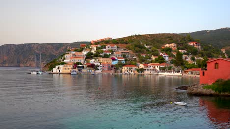 Ansicht-Küste-Assos-Malerisches-Dorf-Mit-Bunten-Häusern,-Mediterrane-Landschaft