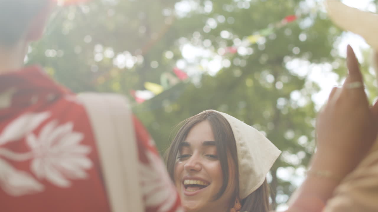 야외 음악 축제에서 친구들