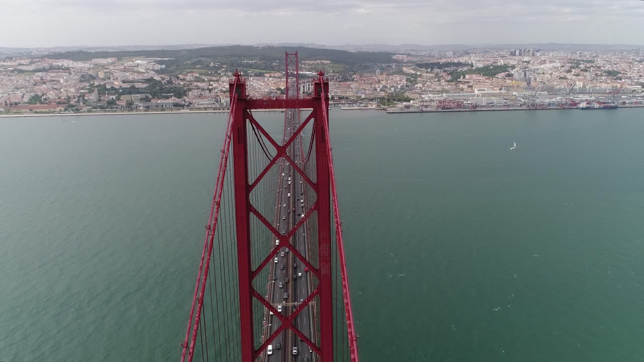 Veduta aerea del Ponte 25 de Abril sul fiume Tago a Lisbona al mattino