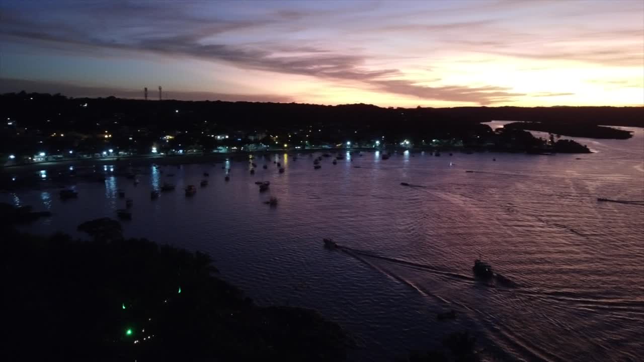 puerto bellamente coloreado al atardecer en una ciudad de playa brasileña