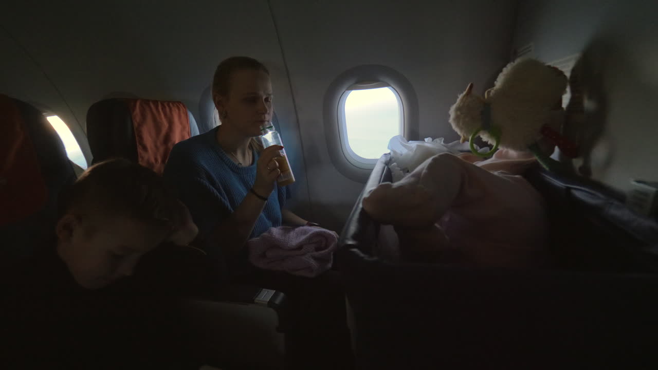 Moeder reist met haar baby en zoon