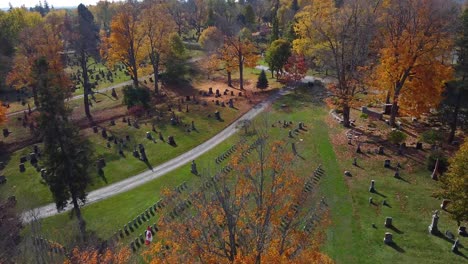 Vista-Aérea-De-Un-Cementerio-Militar