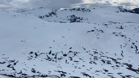 La-Vista-Panorámica-Desde-El-Mirador-Del-Valle-De-Breiddalen,-Cerca-De-Geiranger,-Noruega,-A-Finales-De-Mayo,-Es-Espectacular.