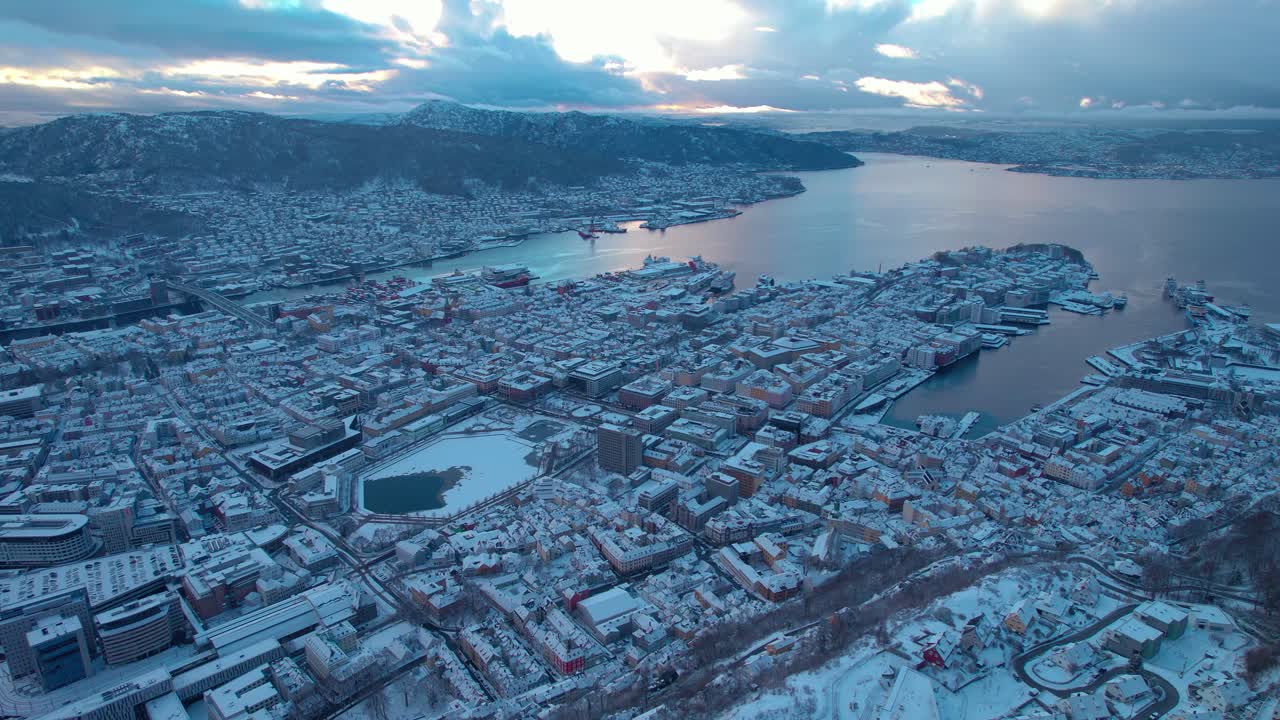 노르웨이의 구름이 가득한 하늘 위에 있는 센트럴 베르겐의 겨울
