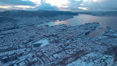 Wintersaison-Im-Zentrum-Von-Bergen-über-Dem-Bewölkten-Himmel-In-Norwegen