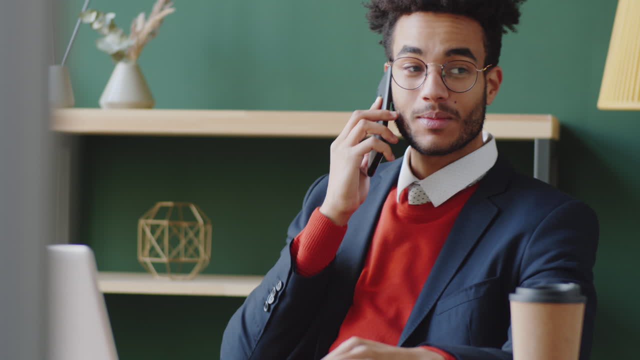 Uomo d'affari al telefono in ufficio