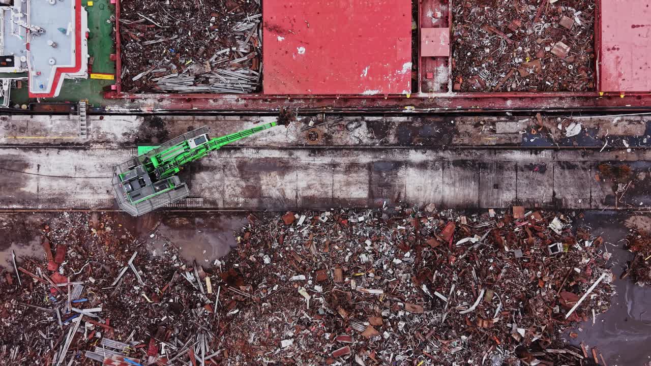 Movimentazione merci e trasporto navale nelle operazioni di cantiere navale.