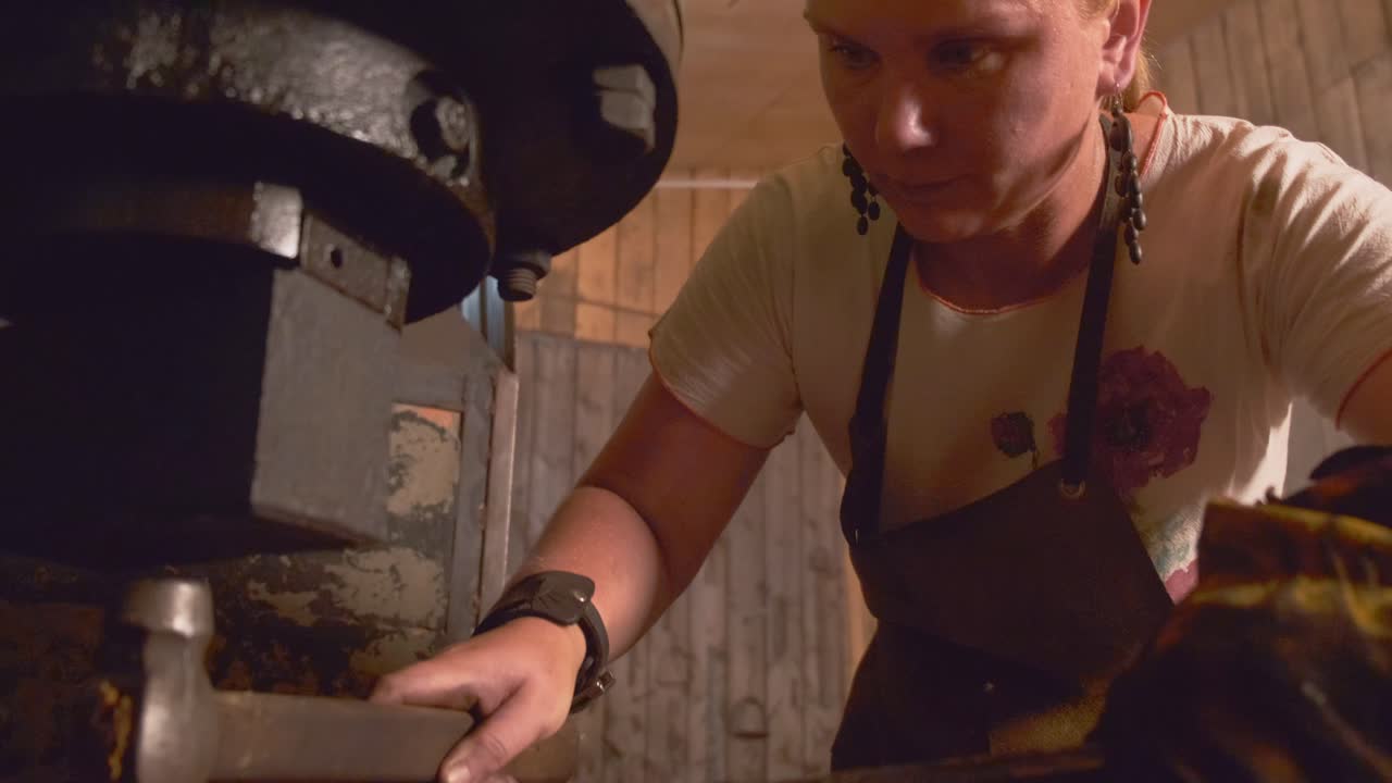 herrero que trabaja con metal caliente