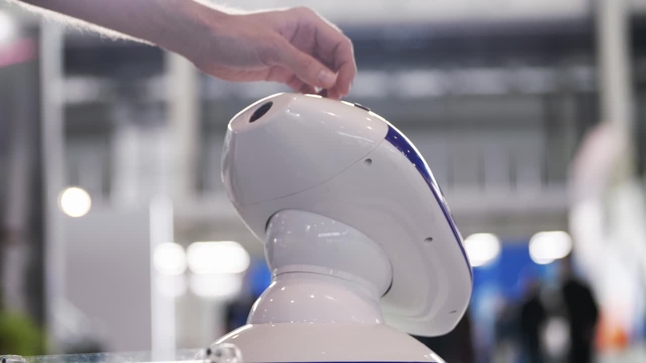 전시회 에서 로 을 손 으로 조정 하는 것