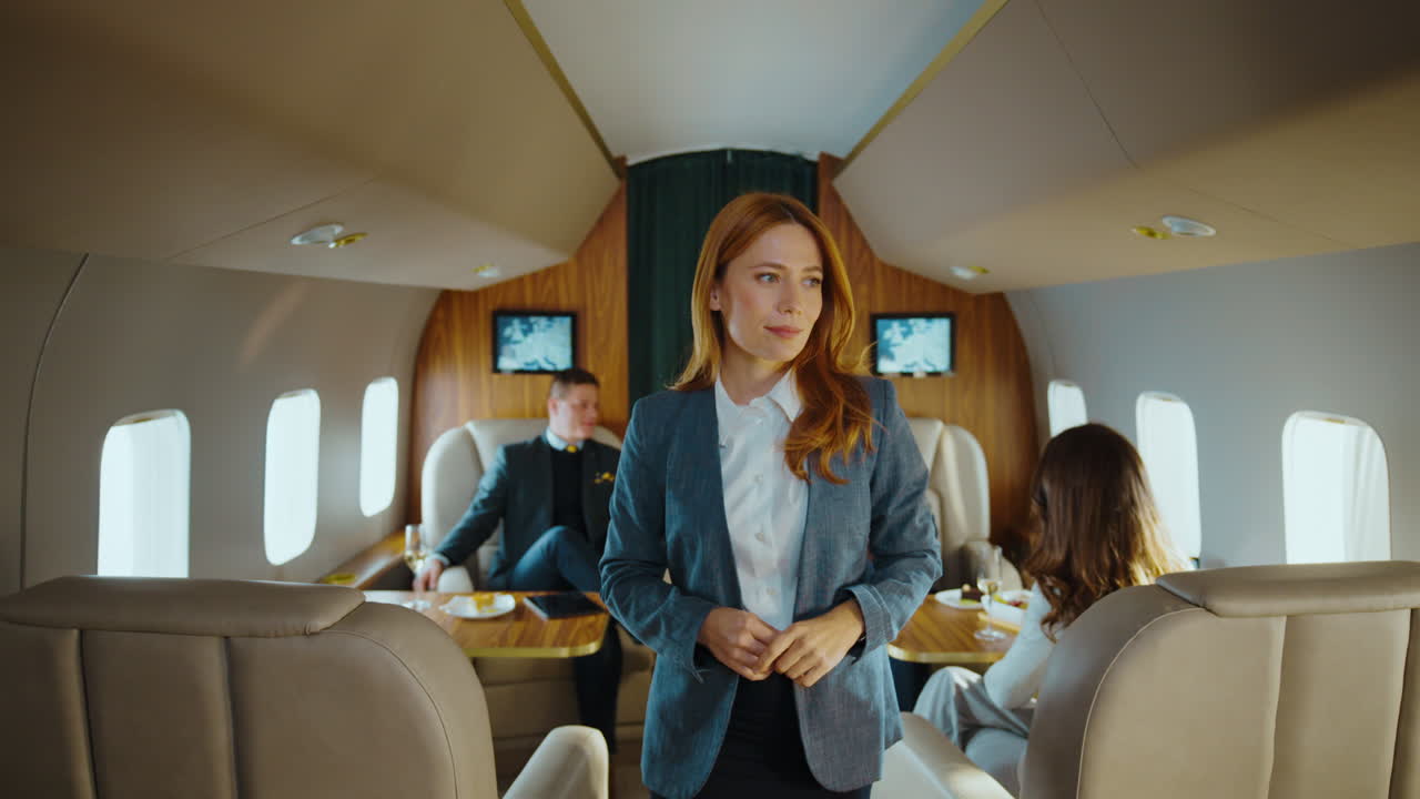 Geschäftsfrau in einem Privatjet
