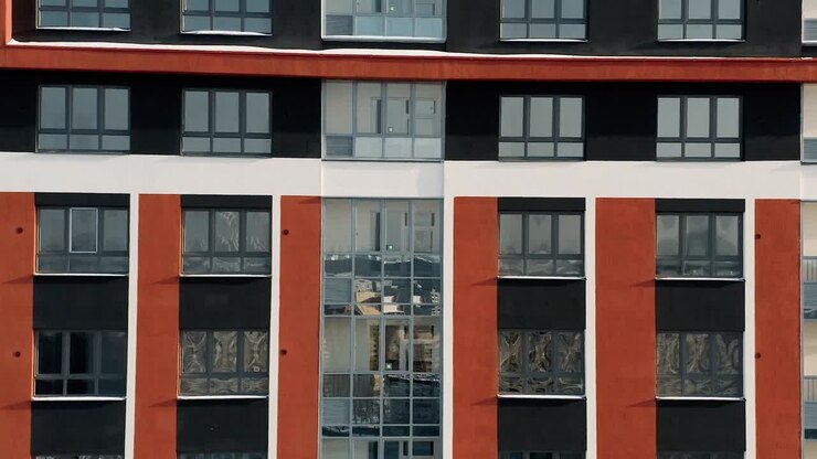 Facciata moderna di un edificio residenziale in inverno