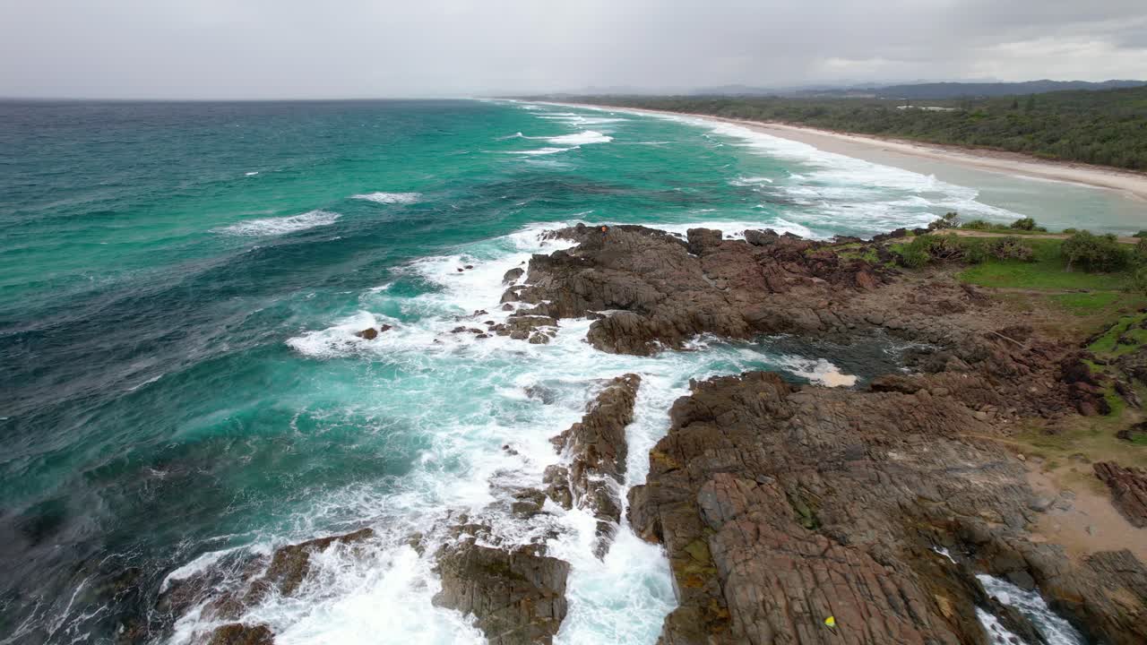 Onde oceaniche e costa rocciosa di Hastings Point nel NSW, Australia - Ripresa aerea