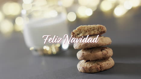 Feliz-Navidad-Text-In-Weiß-über-Weihnachtsplätzchen,-Milch-Und-Bokeh-Lichter