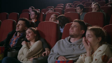 jóvenes viendo películas en el cine