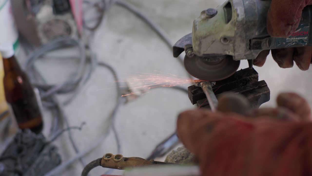mecánico hombre uso manual máquina de molienda en el trabajo de metales