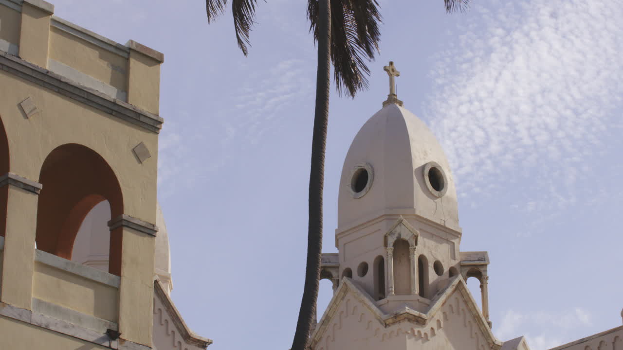 edificio de puerto rico con cruz cristiana en la torre - establecimiento de zoom de ángulo bajo
