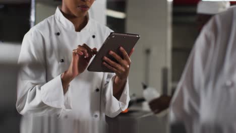 Afroamerikanische-Köchin-Mit-Tablet-In-Der-Restaurantküche