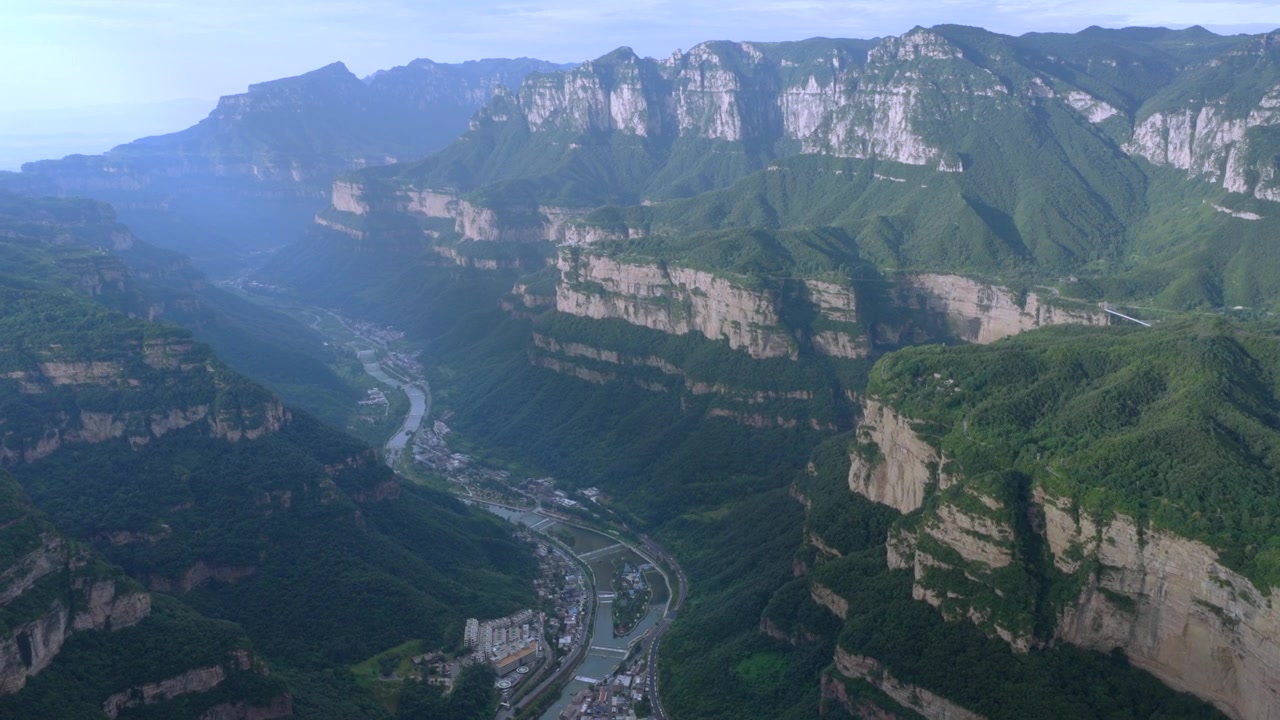 Spettacolare formazione rocciosa stratificata a scogliera del Grand Canyon di Taihang, catena montuosa aspra con valli profonde, famoso punto di riferimento geologico naturale della Cina