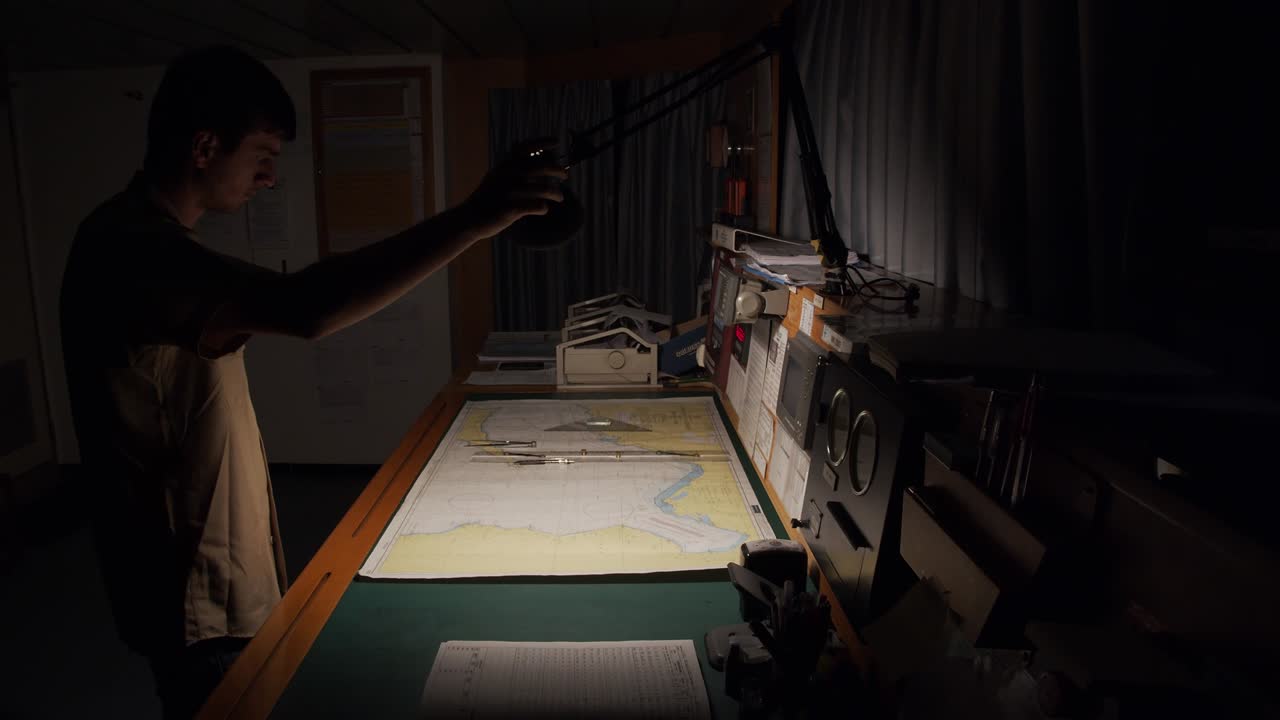 장교는 지도에서 목적지를 계산합니다.