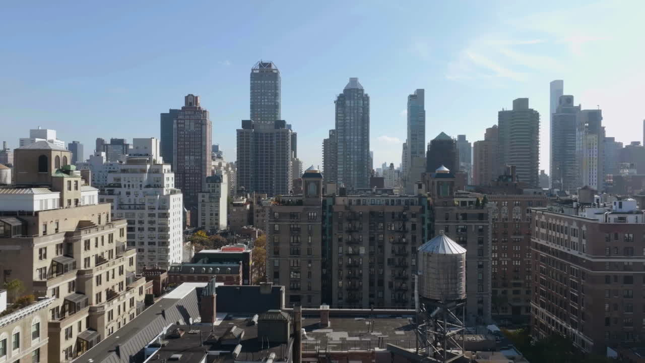 레녹스 힐 지역의 건물 위를 날아다니는 드론, 맨해튼, 뉴욕의 이 나는 날