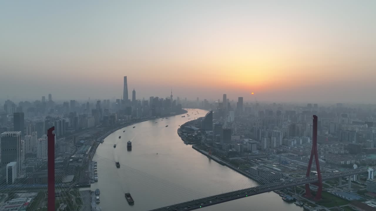 vista aérea de drones de la puesta de sol en el río huangpu en el centro de shanghai, china