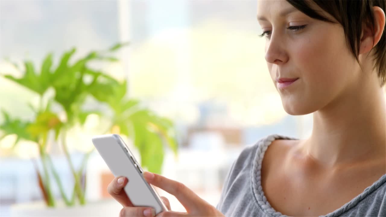 paciente usando su teléfono móvil