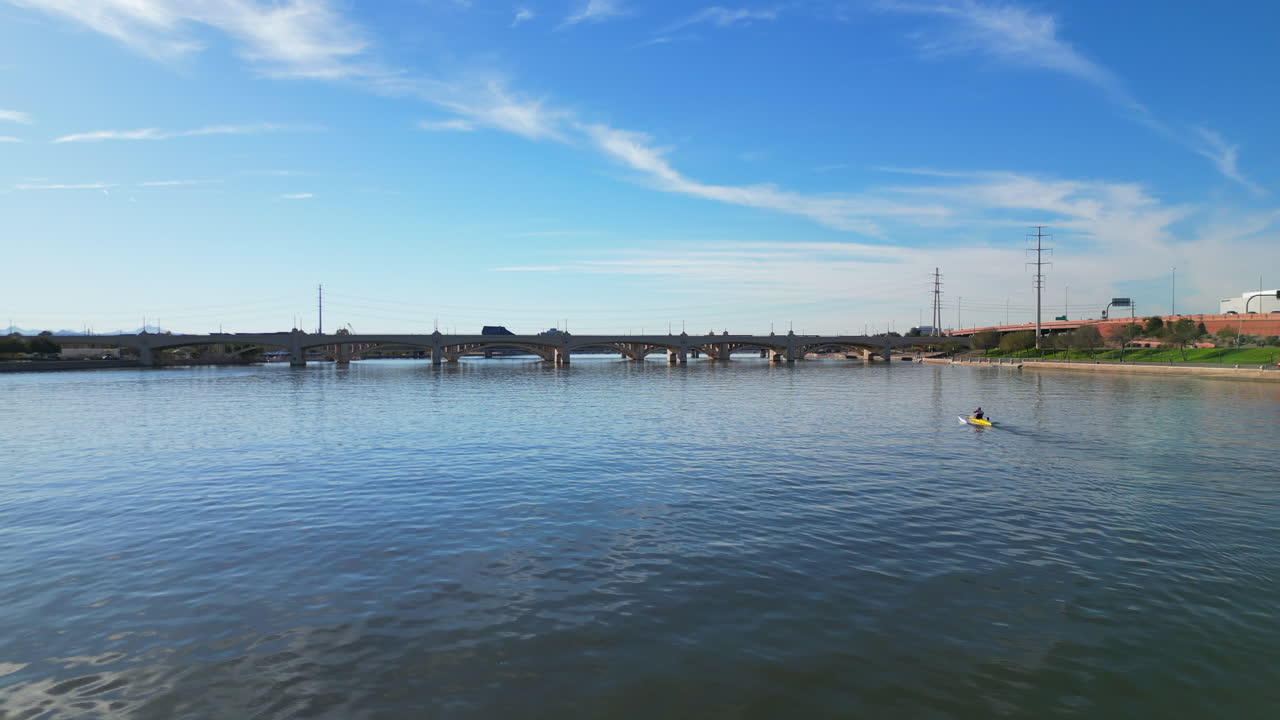아리조나 주 템페 타운 호수 (tempe town lake) 에 있는 작은 배, 피닉스 외에 있다.