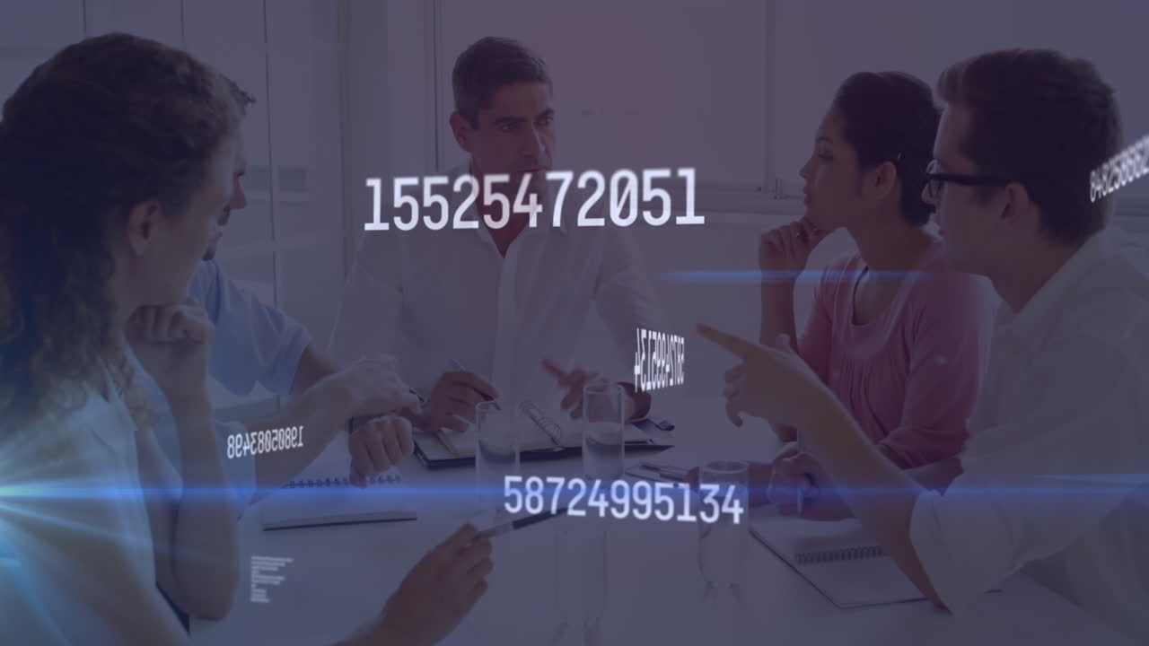 animación de senderos de luz y procesamiento de datos sobre diversas personas de negocios que se reúnen en la oficina.