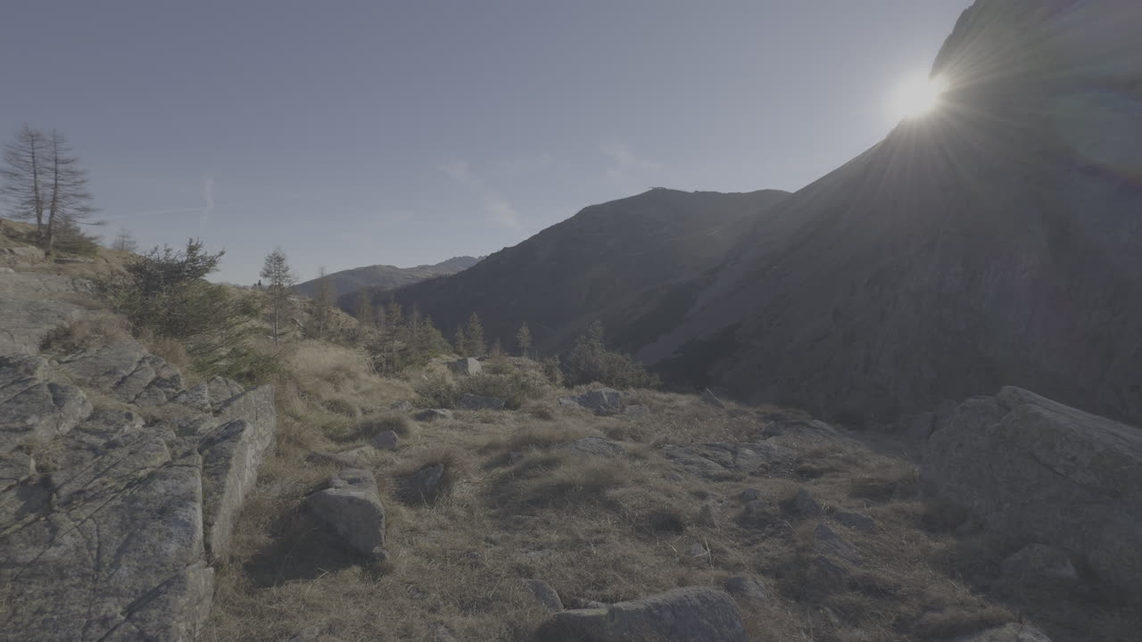 해가 뜨고 해가 지는 산악 풍경